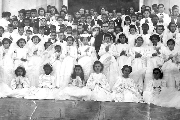 A leitora e amiga Conceição Franchini de Andrade foi quem nos trouxe esta foto, dos anos 1950, da Primeira Comunhão de um grupo de crianças que freqüentavam a igreja de Nossa Senhora das Graças. No meio delas, o primeiro pároco, frei José Pinto Ribeiro. A